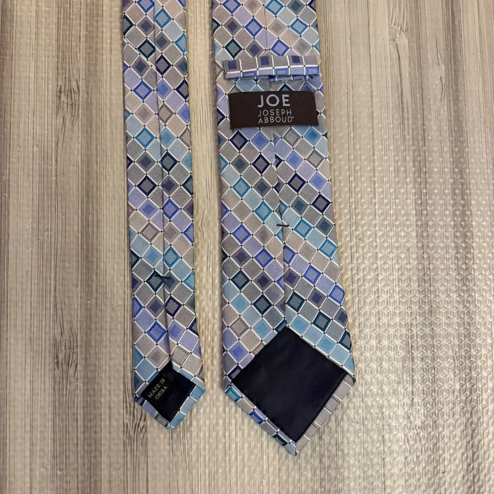 JOE Joseph Abboud Mens 100% Silk Tie Blue Grey Geometric Square Silk Classic